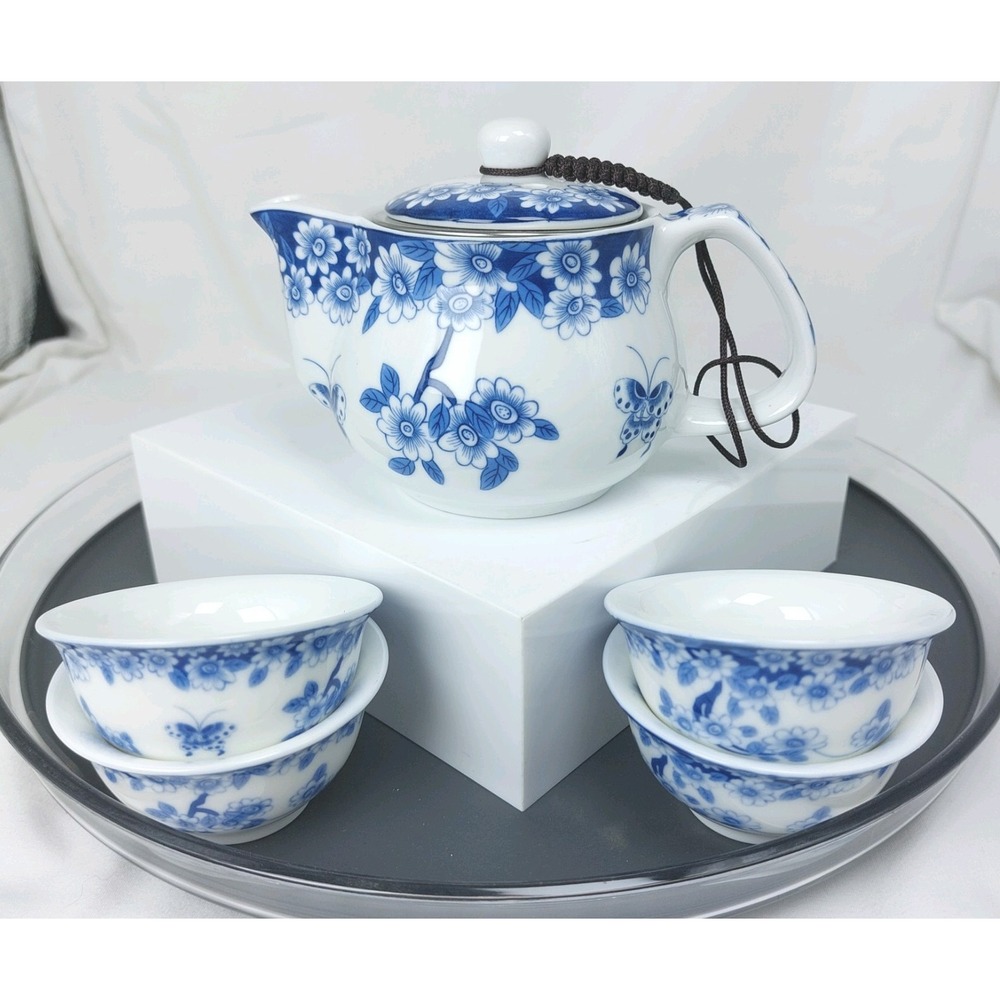 Hongshunfo Chinese Porcelain Tea Set- Pot, Strainer, 4 Matching Cups